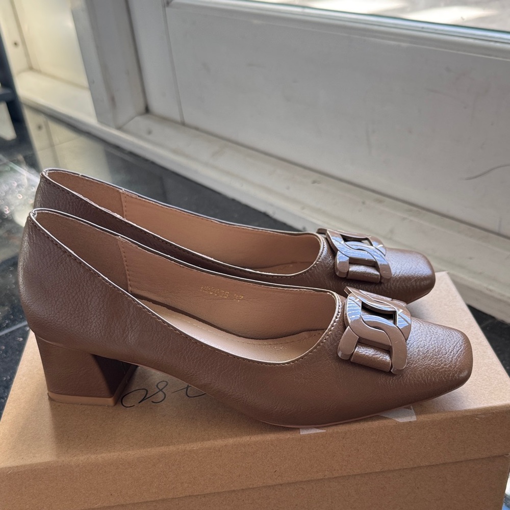 Elegant Brown Block Heel Pumps